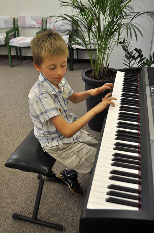 W Mobilnej Szkole Muzycznej z łatwością wypożyczysz instrumenty nawet dla najmłodszych.